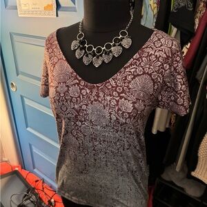 Chic Floral V-Neck Tee - Maroon and Gray